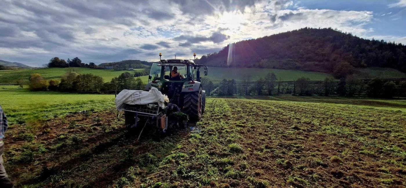 Tracteur et planteuse sur la parcelle lors de la plantation de nouveaux sapins