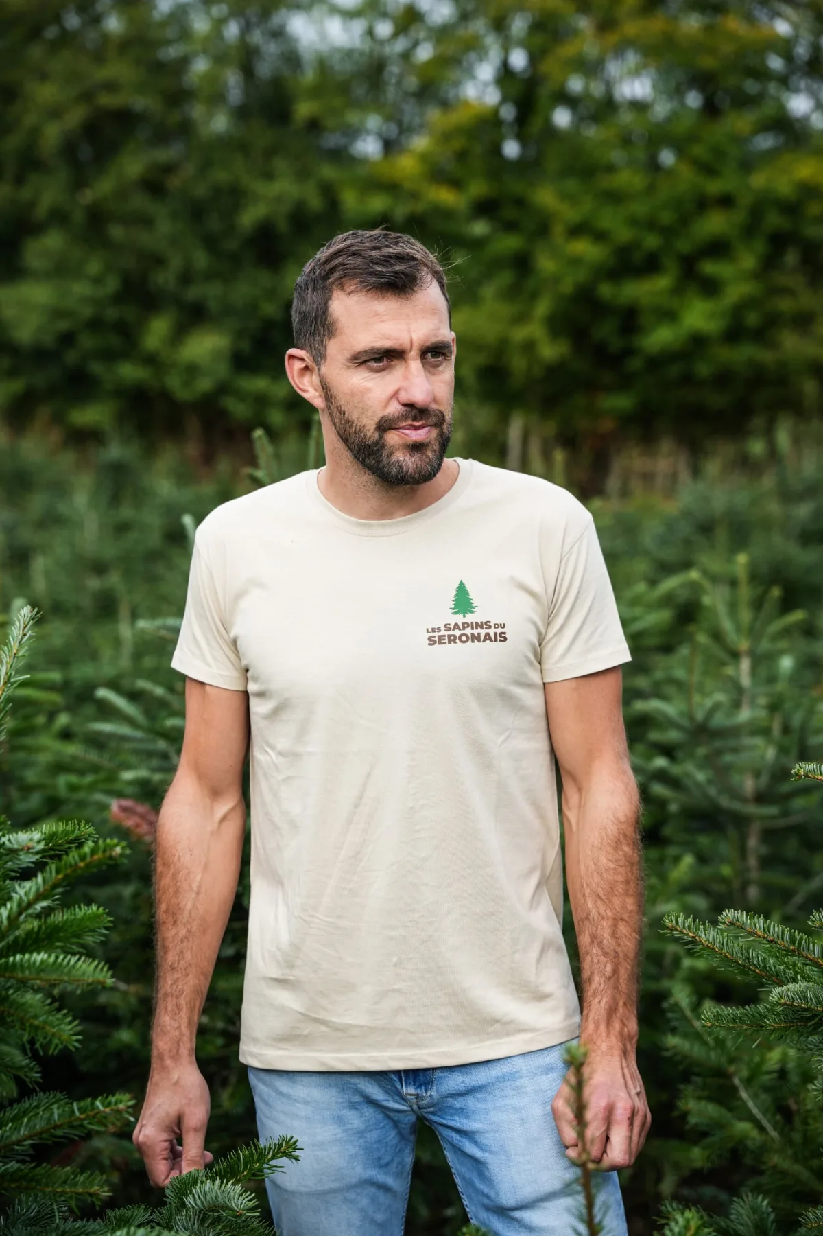 Elian, fondateur des Sapins du Séronais, dans la plantation de sapins bio